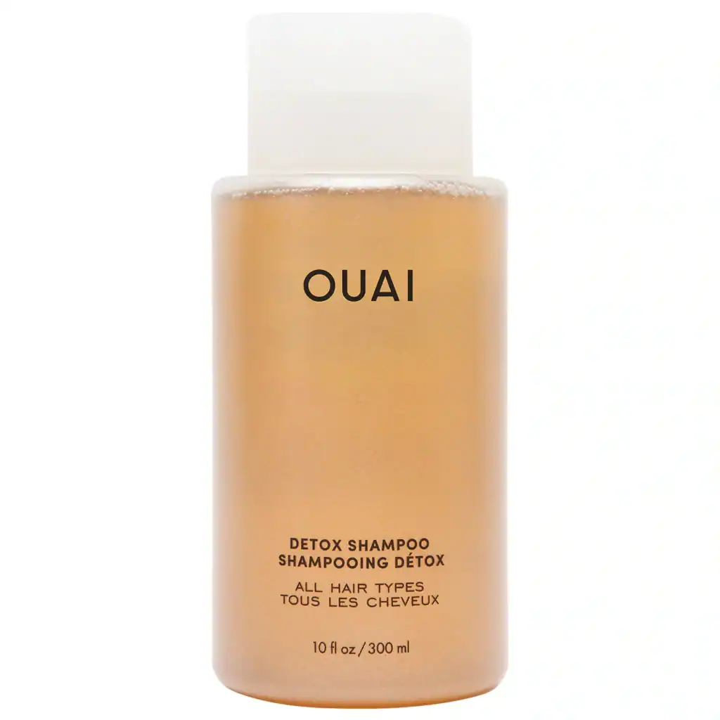 OUAI Detox Shampoo bottle – clarifying shampoo for all hair types, ideal for removing buildup and hard-water residue from curly hair.